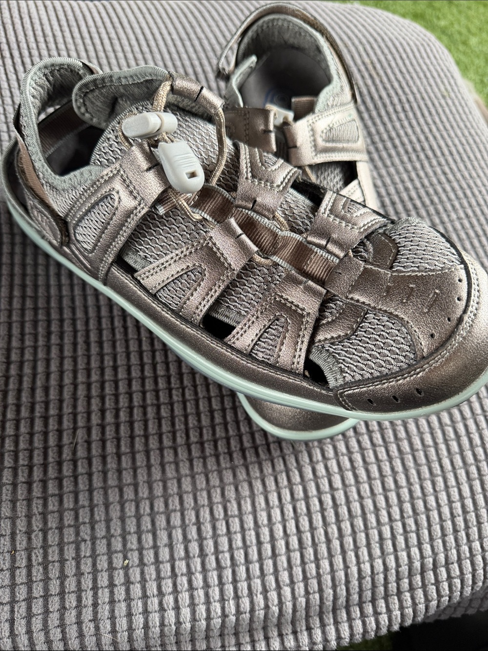 OrthFeet Women’s Closed-Toe Sport Sandals in Metallic Gray with Mint Trim